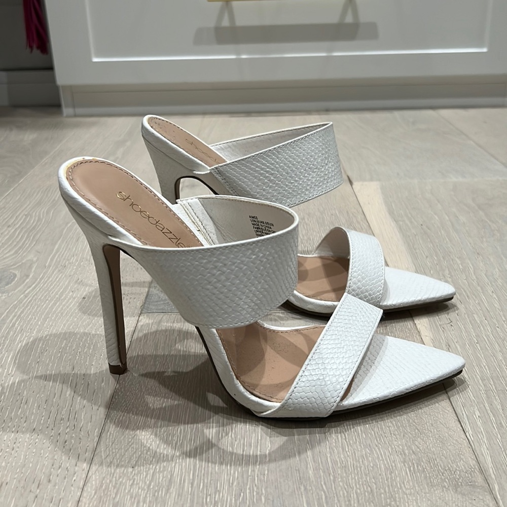 never worn! shoe dazzle heeled sandals white